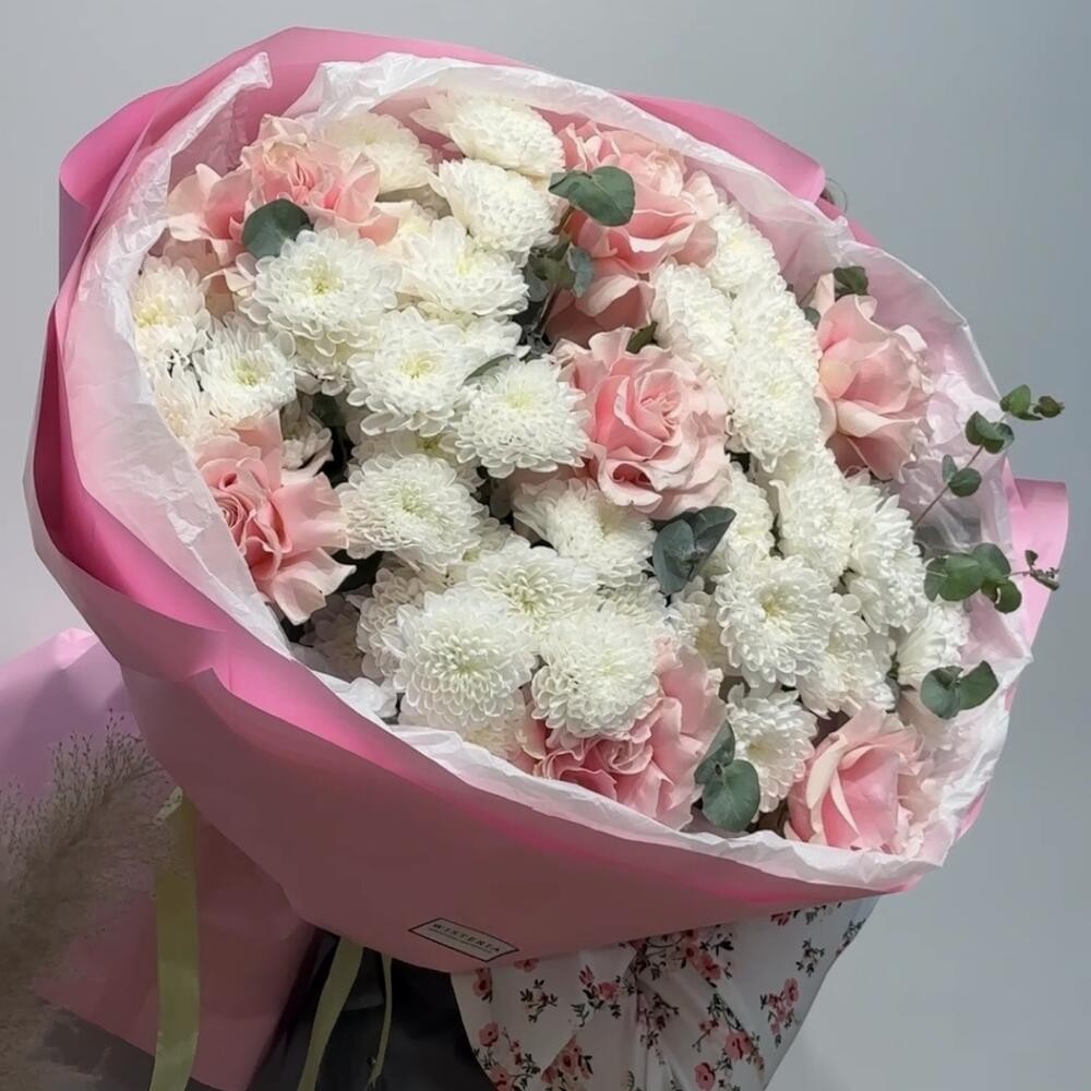 Букет из 10 роз и 5 хризантем «Мечта»