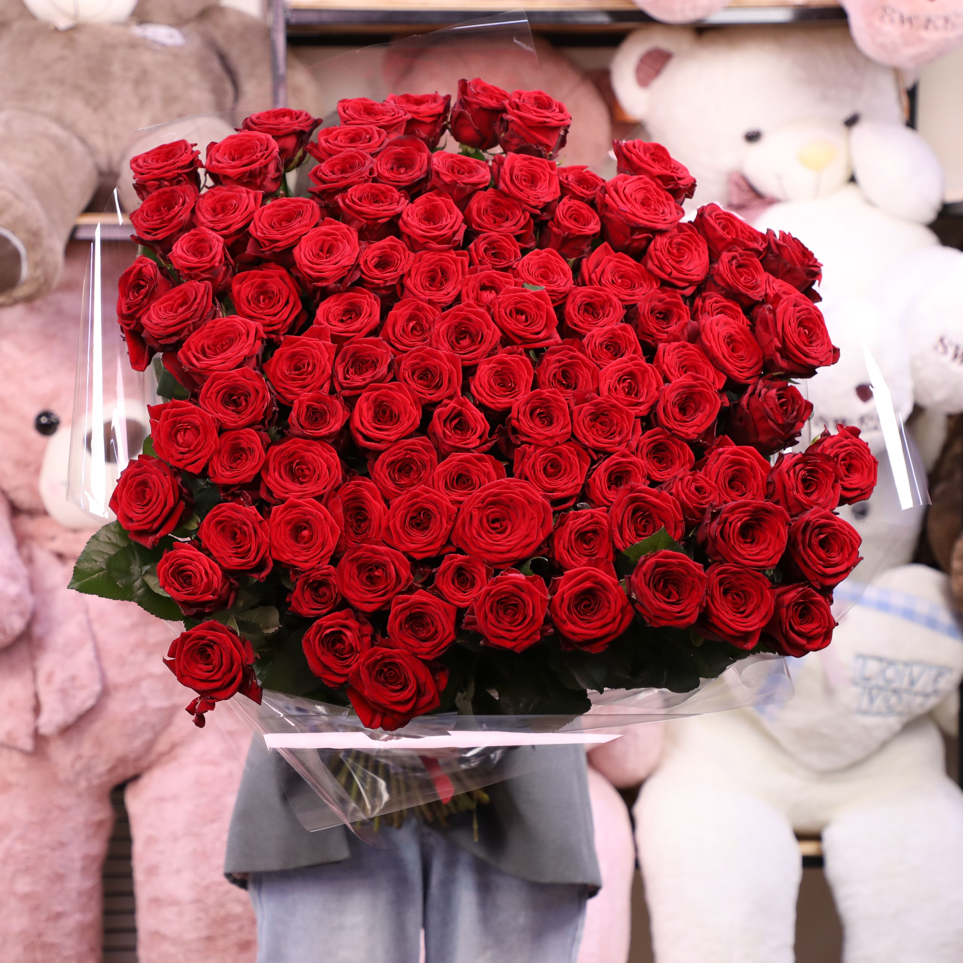 Букет из 101 красной розы в серой пленке