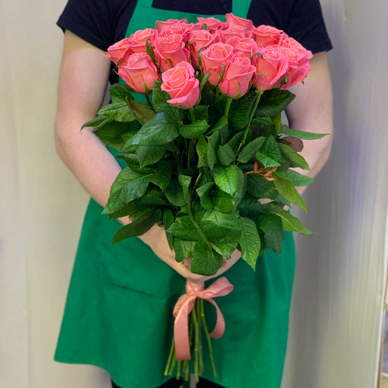 Букет из 19 коралловых роз в голубой пленке