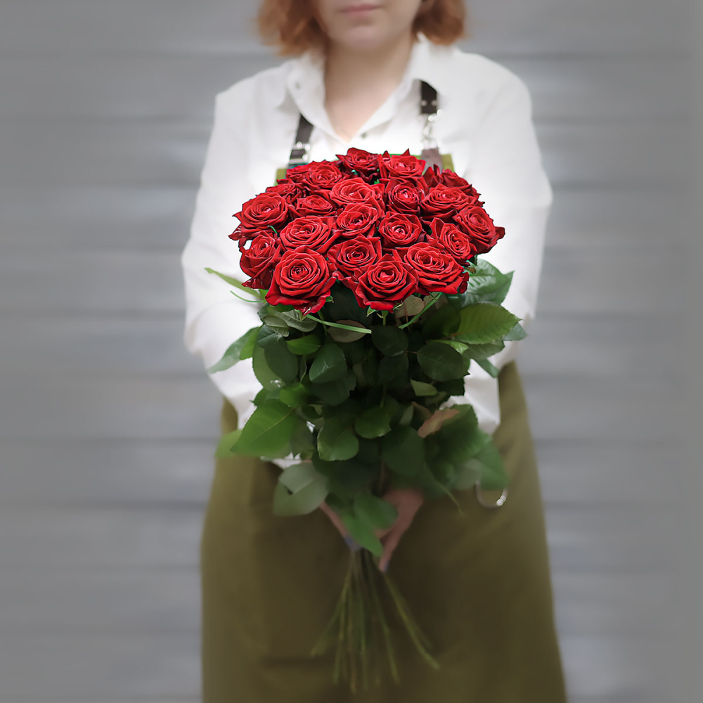 Букет из 7 красных роз в пленке, 60 см, Россия